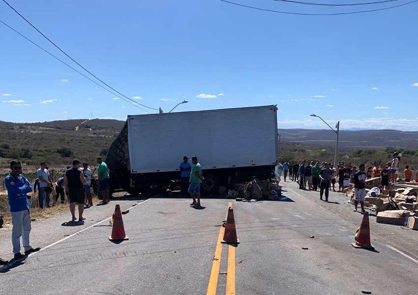 Acidente na BA-262 resulta na morte de homem após colisão entre carreta e caminhão-baú