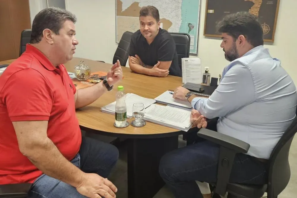 Deputado Marquinho Viana e Diego Coronel discutem investimentos para Barra da Estiva com chefe de gabinete do governador