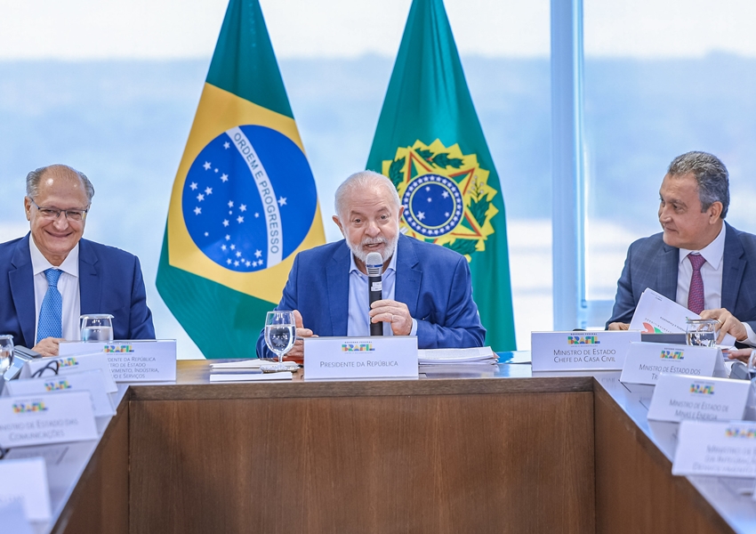 Presidente Lula conduz reuniões ministeriais em preparação para balanço anual e anuncia mudanças no governo