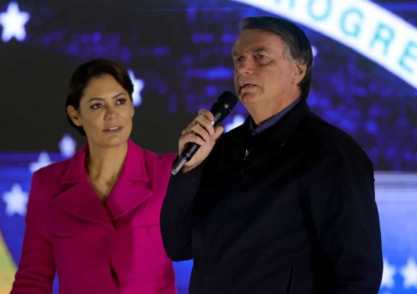 Mulher é ajudadora do esposo, diz Michelle ao lado de Bolsonaro