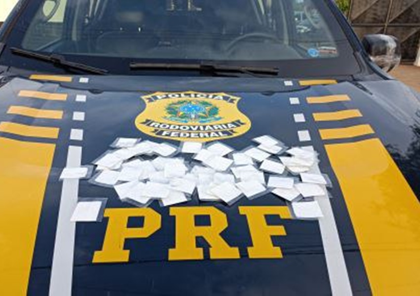 PRF apreende 55 papelotes de cocaína durante escolta de pá eólica na BR 116 em Chorrochó 