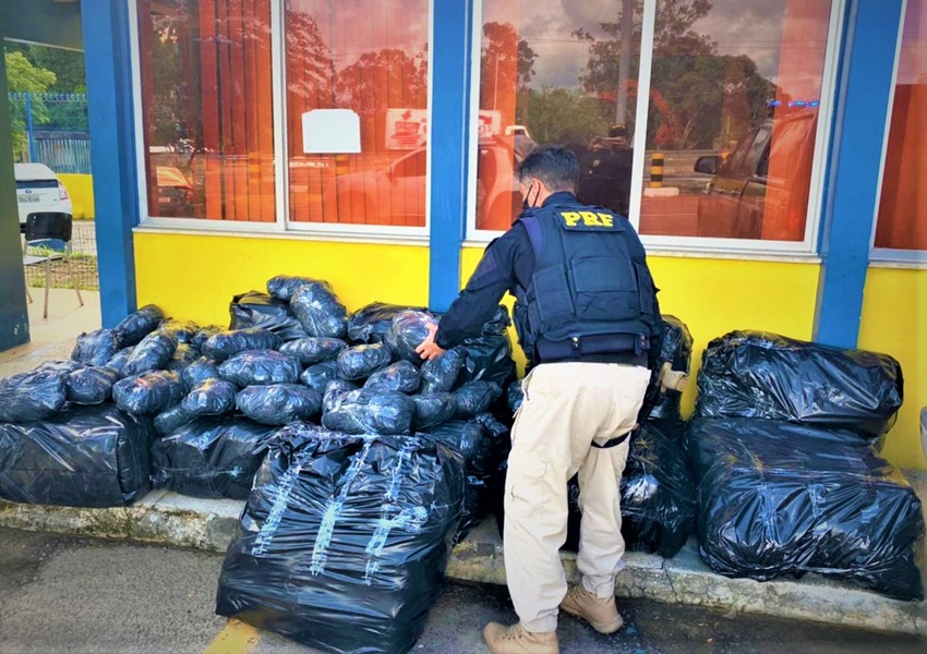 Após fuga e condutor quebrar cancela de pedágio, PRF apreende quase 300 Kg de maconha na Grande Salvador