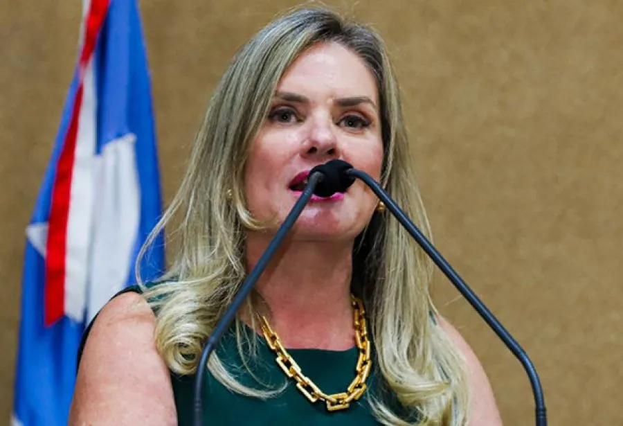 Ivana Bastos deixa disputa pela 1ª vice da Assembleia, se coloca como alternativa a Adolfo Menezes e fala em acerto com Angelo Coronel