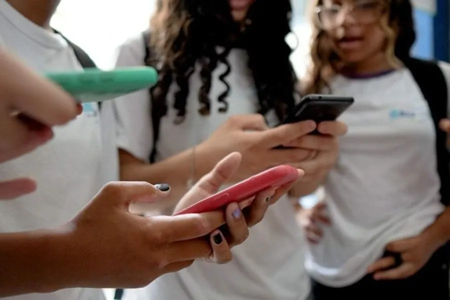 Comissão aprova proibição de celulares em escolas para alunos da educação básica