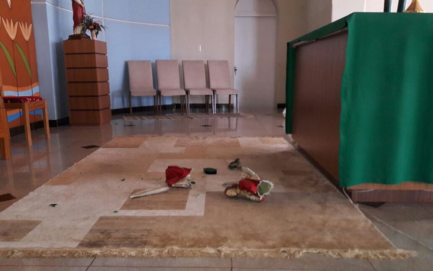 Homem invade igreja durante oração de fiéis e quebra imagens de anjos no altar