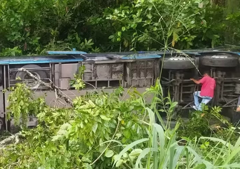 Ônibus tomba na BR-101 deixando treze pessoas feridas no sul da Bahia