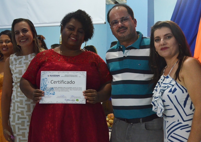 Participantes recebem certificados da oficina de maquiagem e cabeleireiro profissional