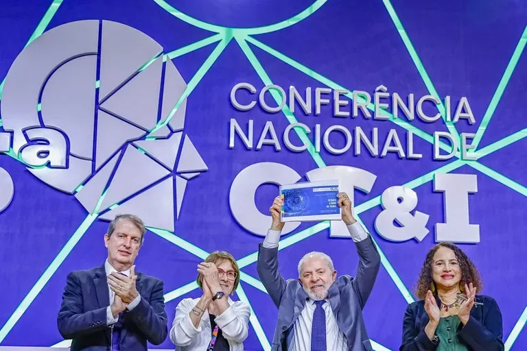 Lula recebe proposta do Primeiro Plano Brasileiro de inteligência artificial na abertura da 5ª CNCTI