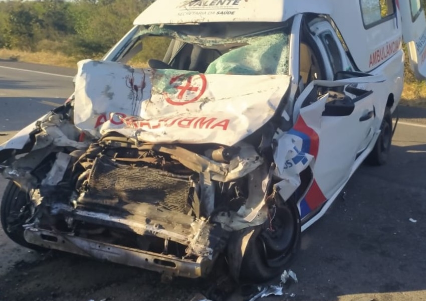 Acidente entre kombi e ambulância na BR-324 deixa dois mortos na Bahia