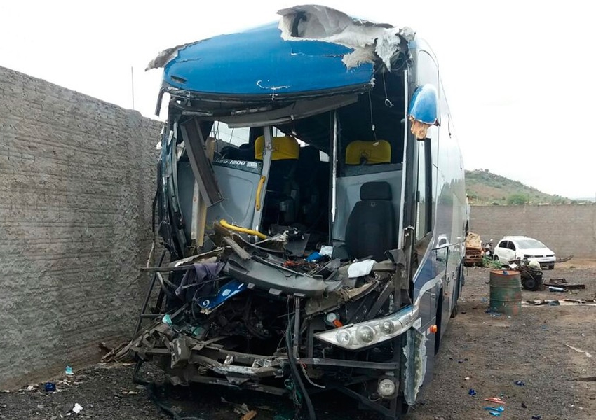 Batida entre ônibus e carreta mata motorista e deixa 8 feridos na BR-242