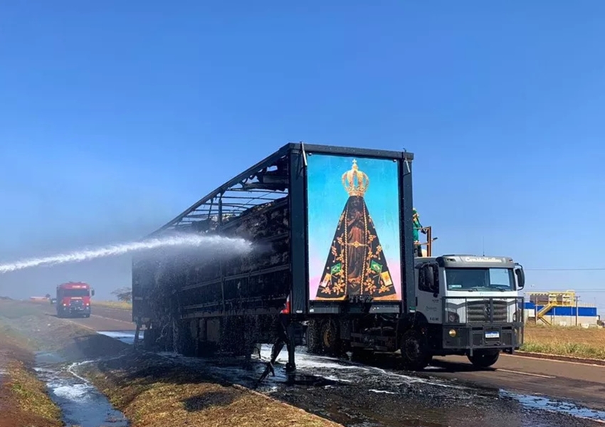 Imagem de Nossa Senhora Aparecida fica intacta após carreta pegar fogo