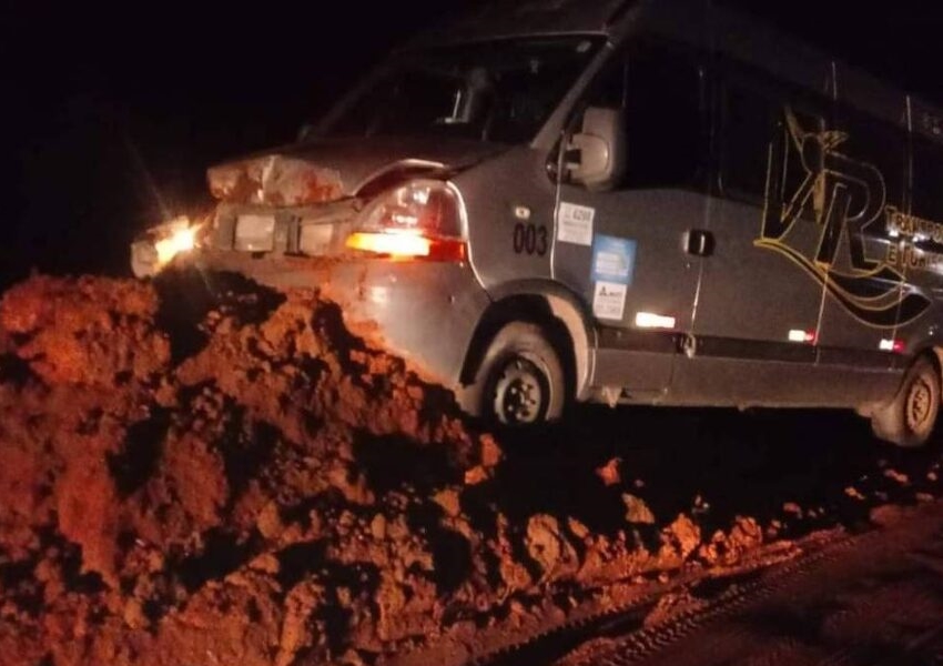 Bloqueios com terra em rodovias federais causam pelo menos dois acidentes