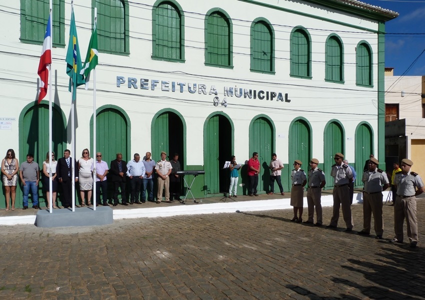 Prefeitura recebeu convidados para hasteamento dos pavilhões na manhã desta quinta feira (07)