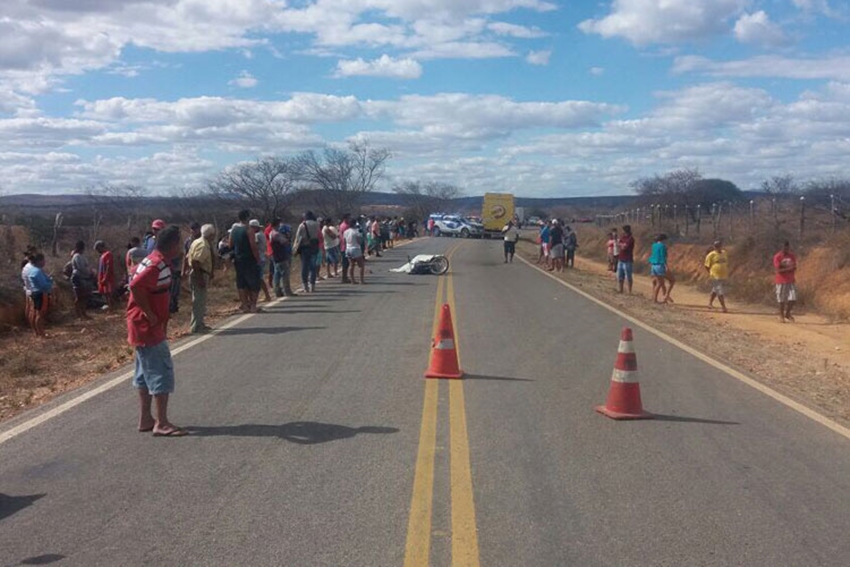 Motociclista morre após acidente envolvendo caminhão entre Malhada de Pedras e Guajeru