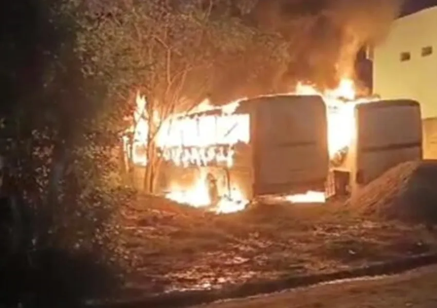 Incêndio destrói dois ônibus da prefeitura de Arataca