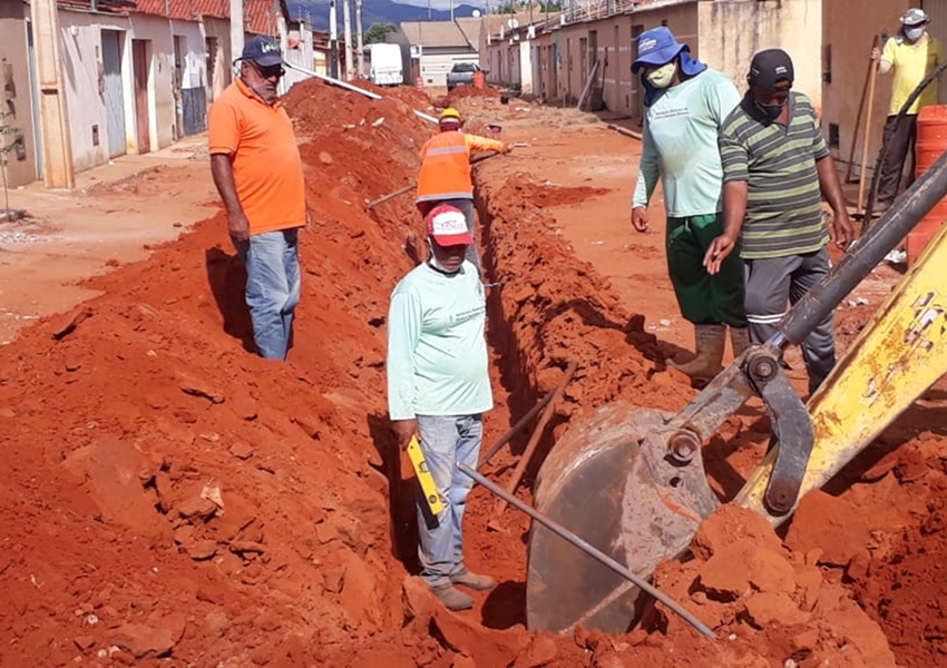 Prefeitura realiza substituição e ampliação da rede de esgoto em ruas do Bairro Taquari