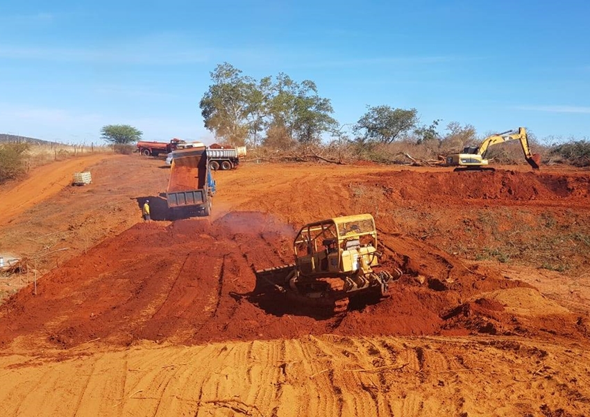 Prefeitura de Livramento inicia construção de pequenas barragens no interior do município