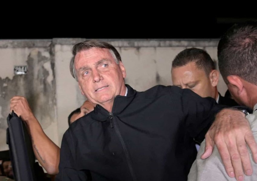 Bolsonaro encontra irmão de petista assassinado no PR e pede desculpa por fake news