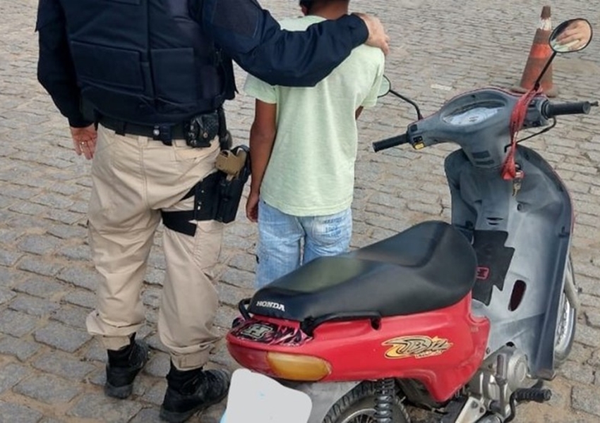 Criança de 11 anos é flagrada pilotando moto sozinha em rodovia; pai foi multado