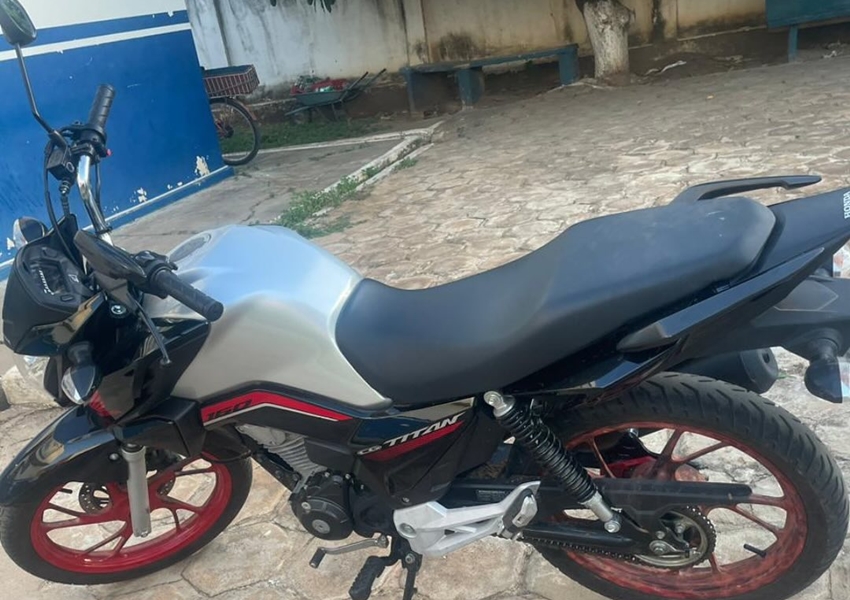 Polícia Militar encontra moto furtada em oficina de Livramento de Nossa Senhora