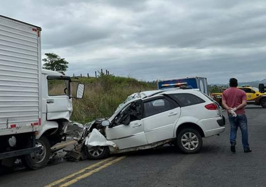 Mulher morre em colisão entre carro e caminhão na BA-263