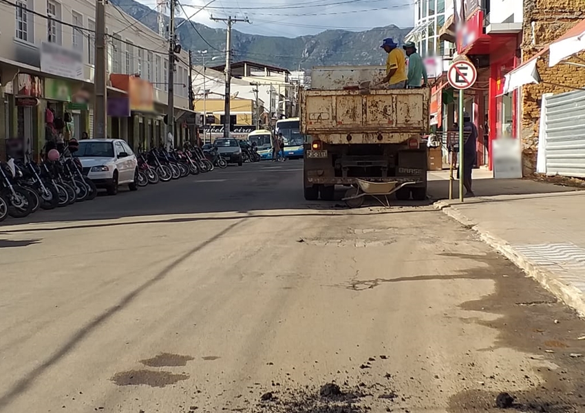 Prefeitura municipal realiza operação tapa-buracos em Livramento