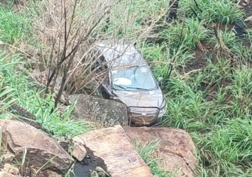 Acidente na BR-330: Carro despenca de ribanceira sem deixar vítimas