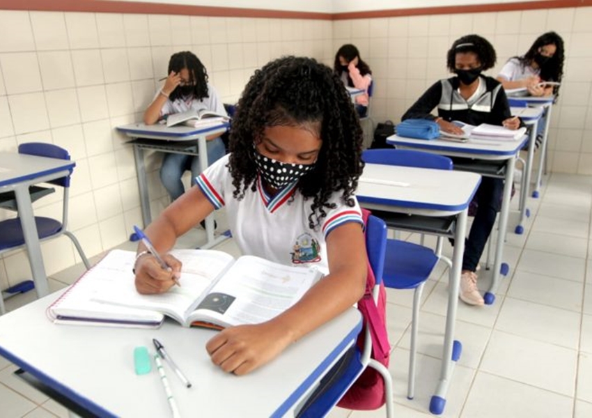 Professores e estudantes do Ensino Médio retornam para as salas de aula em toda a Bahia