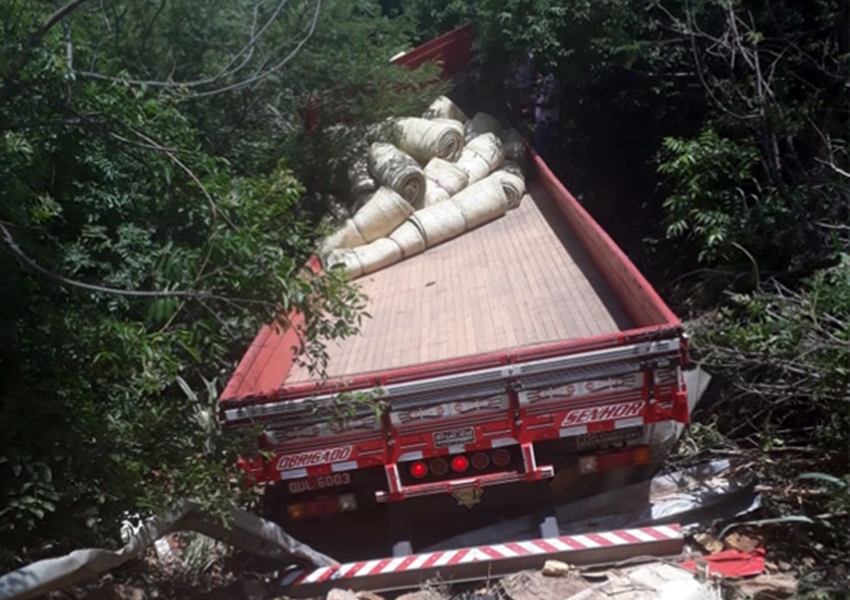 Serra das Almas: Caminhão carregado de esteiras caiu em ribanceira na BA-148