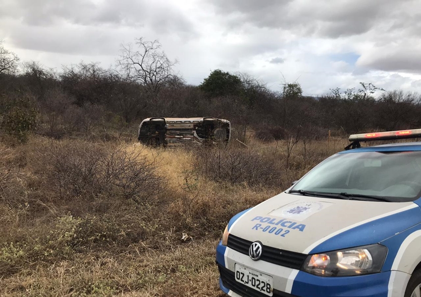 Carro capota após pneu traseiro estourar na BA-148, em Dom Basílio