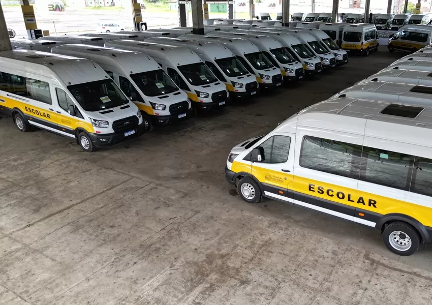 Governador da Bahia entrega 54 vans escolares para beneficiar estudantes da zona rural
