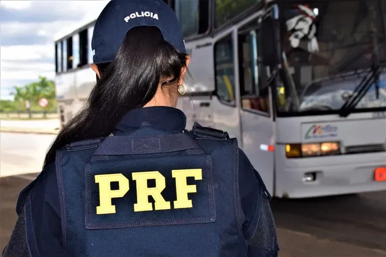 PRF realiza 'Operação Viagem com Educação' na BR-116 em Vitória da Conquista