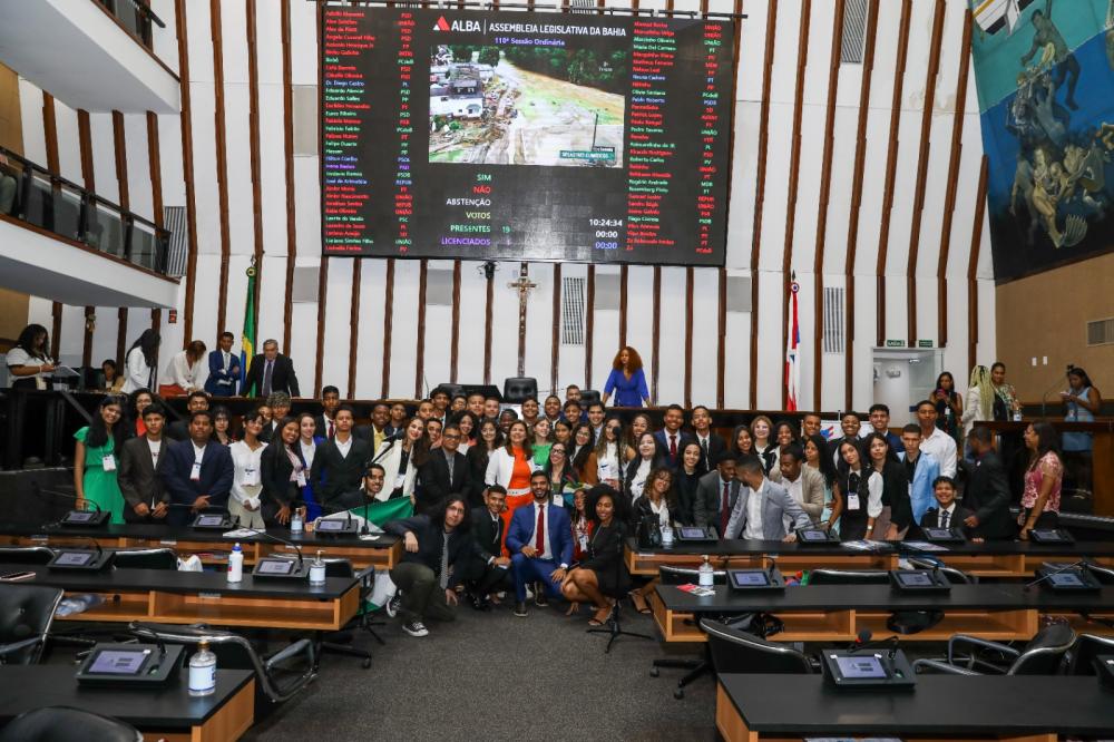 Estudantes tomam posse na ALBA como deputados jovens baianos