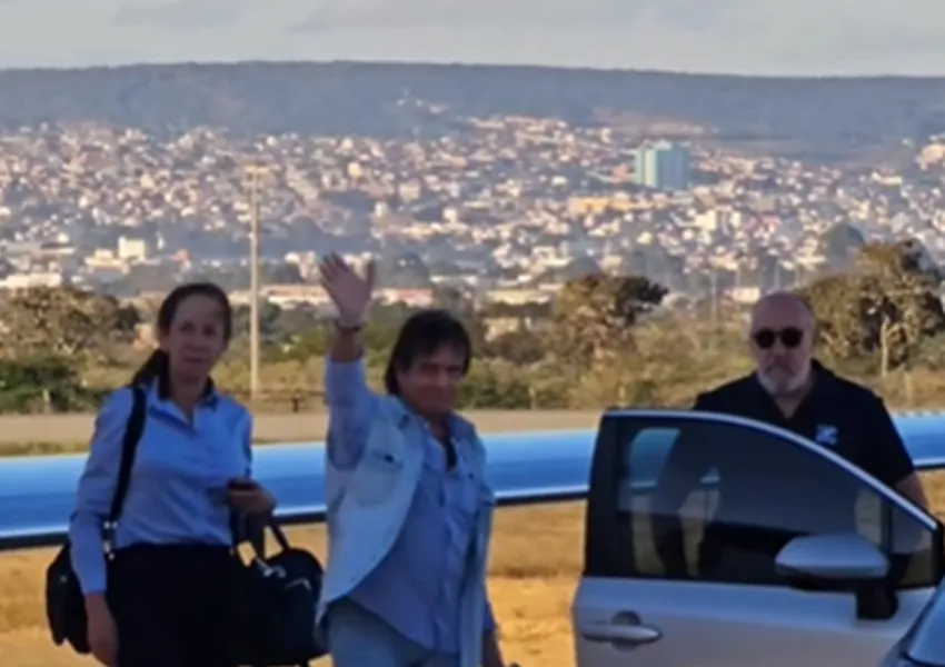 Roberto Carlos chega a Vitória da Conquista para show da turnê 'Eu ofereço flores'