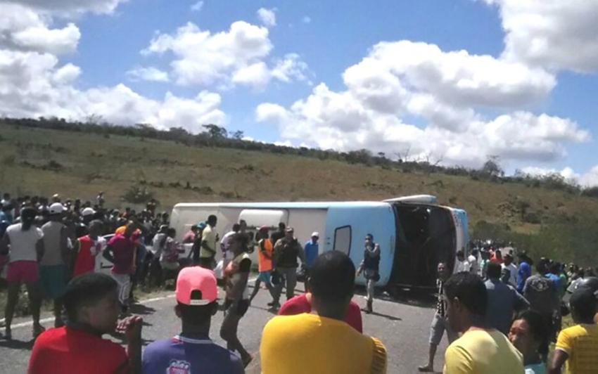 Ônibus que saiu de Itaberaba tomba na região de Piritiba e deixa 4 mortos na BA-421