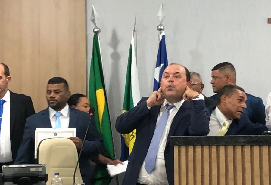 Prefeito eleito de Rafael Jambeiro recusa tomar posse e gera impasse político