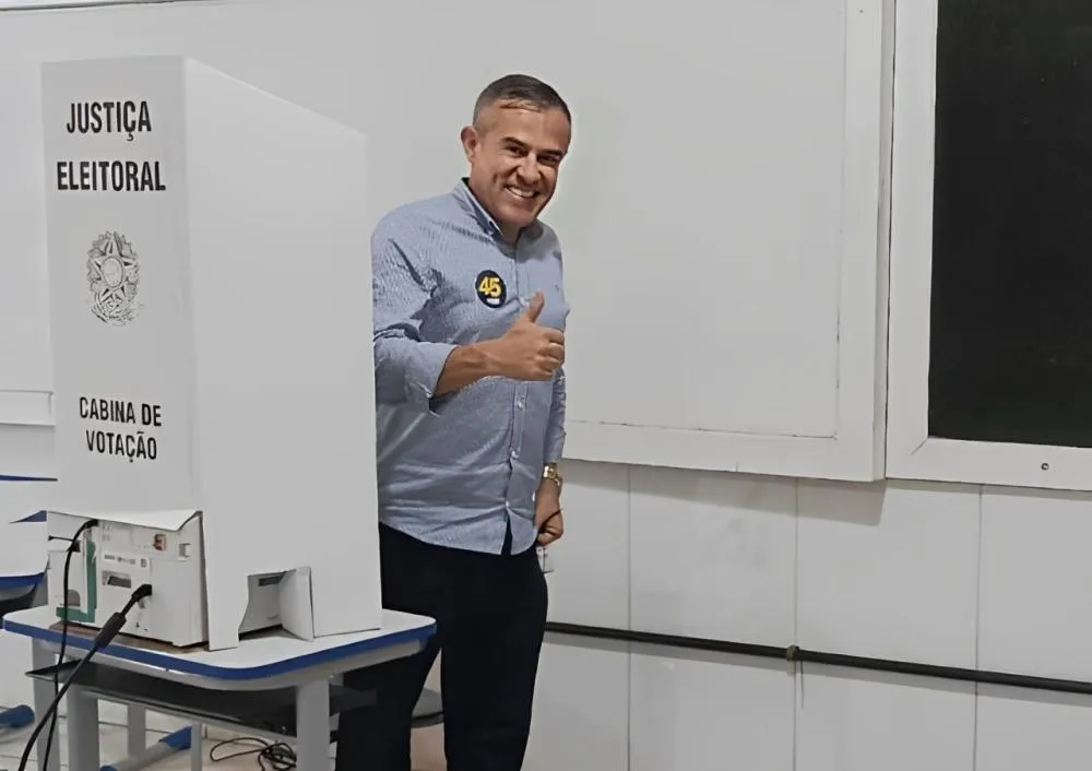 Paulo Azevedo, candidato a vice-prefeito, vota em Livramento acompanhado da família