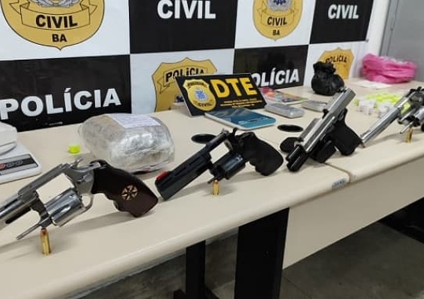 Casal Preso com Grande Quantidade de Drogas, Armas e Símbolos de Organização Criminosa em Feira de Santana