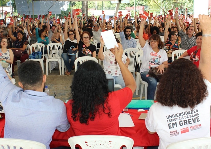 Em assembleia professores da Uneb mantêm greve que já dura 2 meses e elaboram nova proposta de acordo