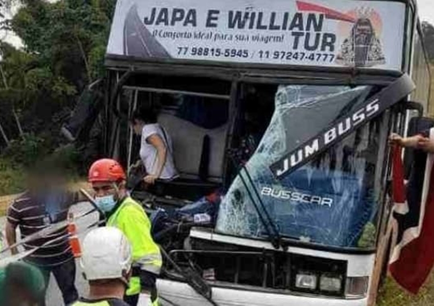 Ônibus de turismo colide com carreta na rodovia Fernão Dias, em Perdões, MG