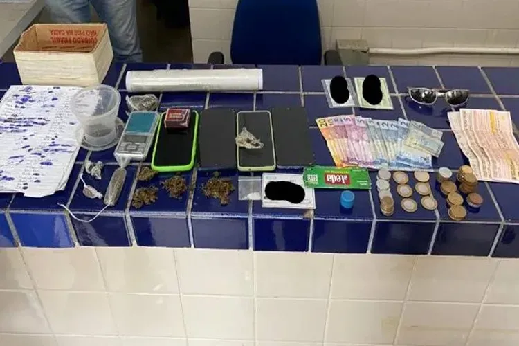 Polícia Militar apreende drogas, dinheiro e material para tráfico em Brumado