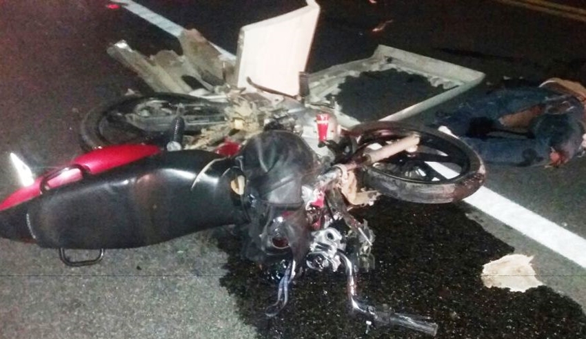 Motociclista bate de frente com caminhão e morre na BR-116, em Jequié