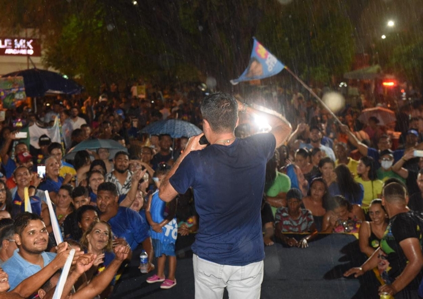 Mesmo sob chuva, ACM Neto reúne multidão em Juazeiro: 'vamos ganhar essa eleição no domingo'