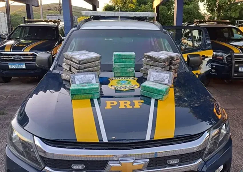 PRF apreende 38 kg de cocaína e veículo com motor roubado em Jequié