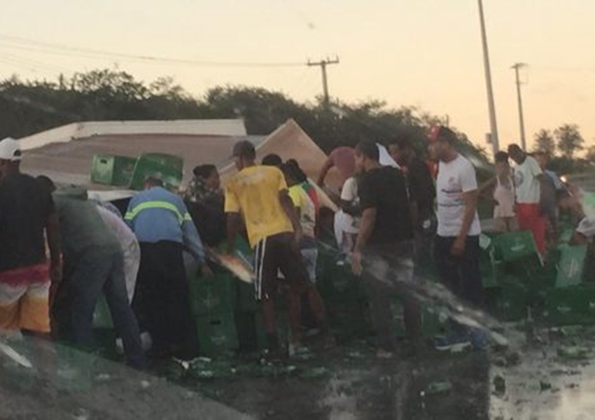 Carga de cerveja Heineken é saqueada após caminhão tombar na BR-116