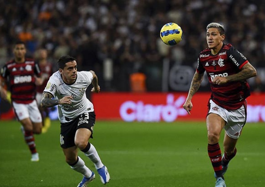 Flamengo e Corinthians buscam título da Copa do Brasil no Maracanã