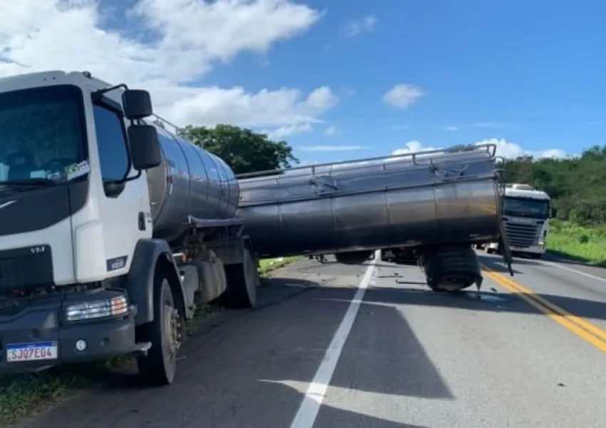 Carro e carreta colidem na BR-116 entre Jequié e Jaguaquara; trânsito foi temporariamente interrompido