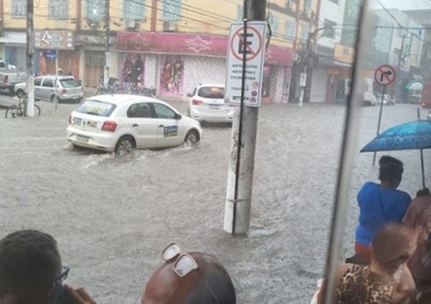 Chuva causa alagamentos em cidades no sul da Bahia