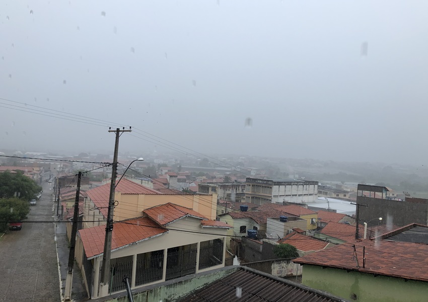 Fim de semana pode ser de chuva forte no centro-oeste, alerta Inema