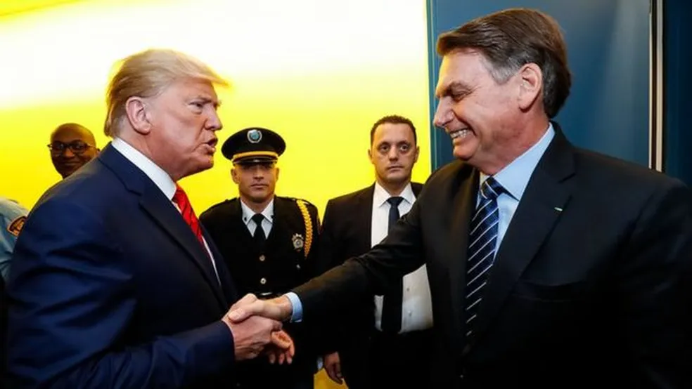 Ex-presidente Bolsonaro aposta em apoio de Trump para reverter inelegibilidade e disputar as eleições de 2026